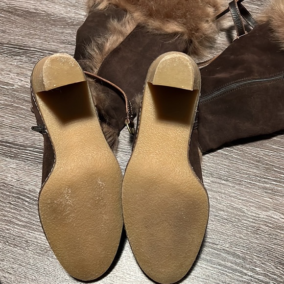 COACH knee-high Fur Boots with 3 brass buckle straps (that can be removed). - Picture 3 of 8